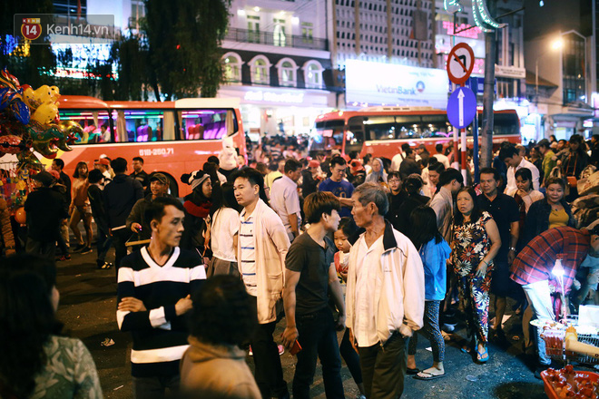 Đà Lạt chật kín du khách và phương tiện, các ngả đường ùn tắc kinh hoàng tối 30/4